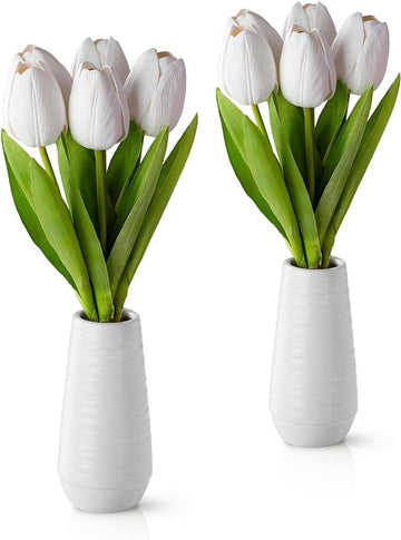 Zwei weiße Keramikvasen mit künstlichen Tulpen auf Holztisch