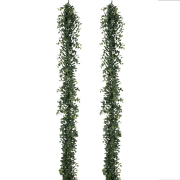 Zwei künstliche Eukalyptus-Girlanden in graugrün, jeweils 180 cm lang, ideal für Dekorationen.