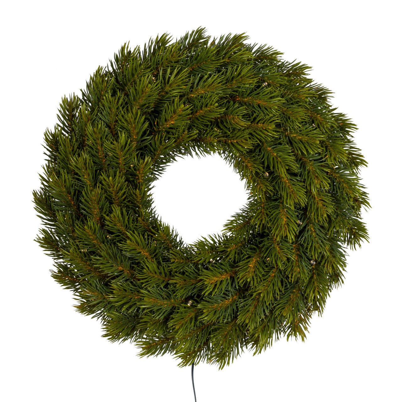 Künstlicher Weihnachtskranz aus grünen Tannenzweigen ohne Beleuchtung – klassische Weihnachtsdekoration für Tür oder Wand.