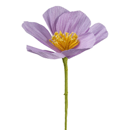 Fliederfarbene Papierblume aus Krepppapier mit gelber Blütenmitte und grünem Stiel – elegante Dekoblume für kreative Arrangements.