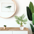 Detailaufnahme der lebensechten grünen Blätter der Areca Kunstpflanze