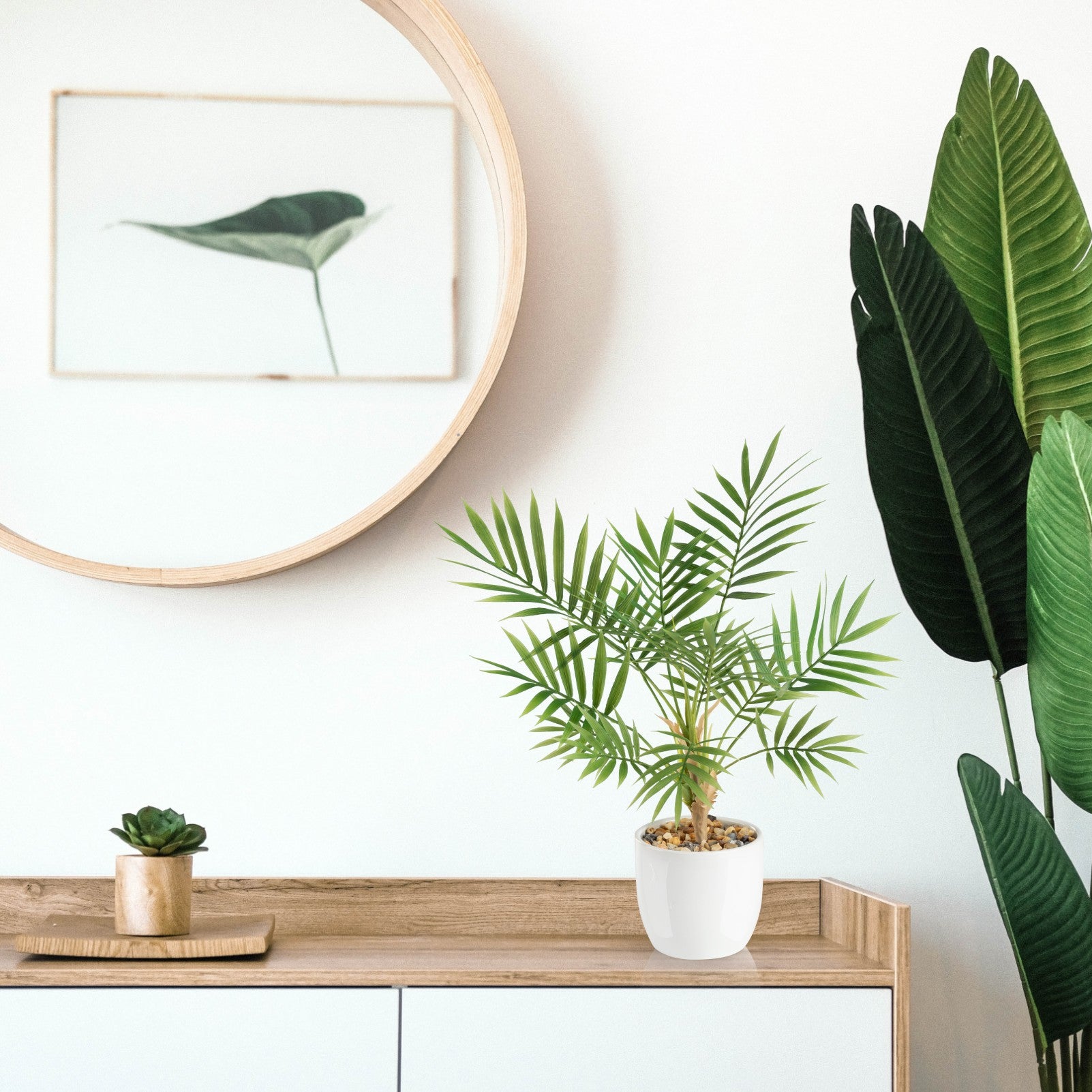 Detailaufnahme der lebensechten grünen Blätter der Areca Kunstpflanze