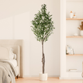Der künstliche Olivenbaum in einem hellen Raum mit mediterraner Dekoration