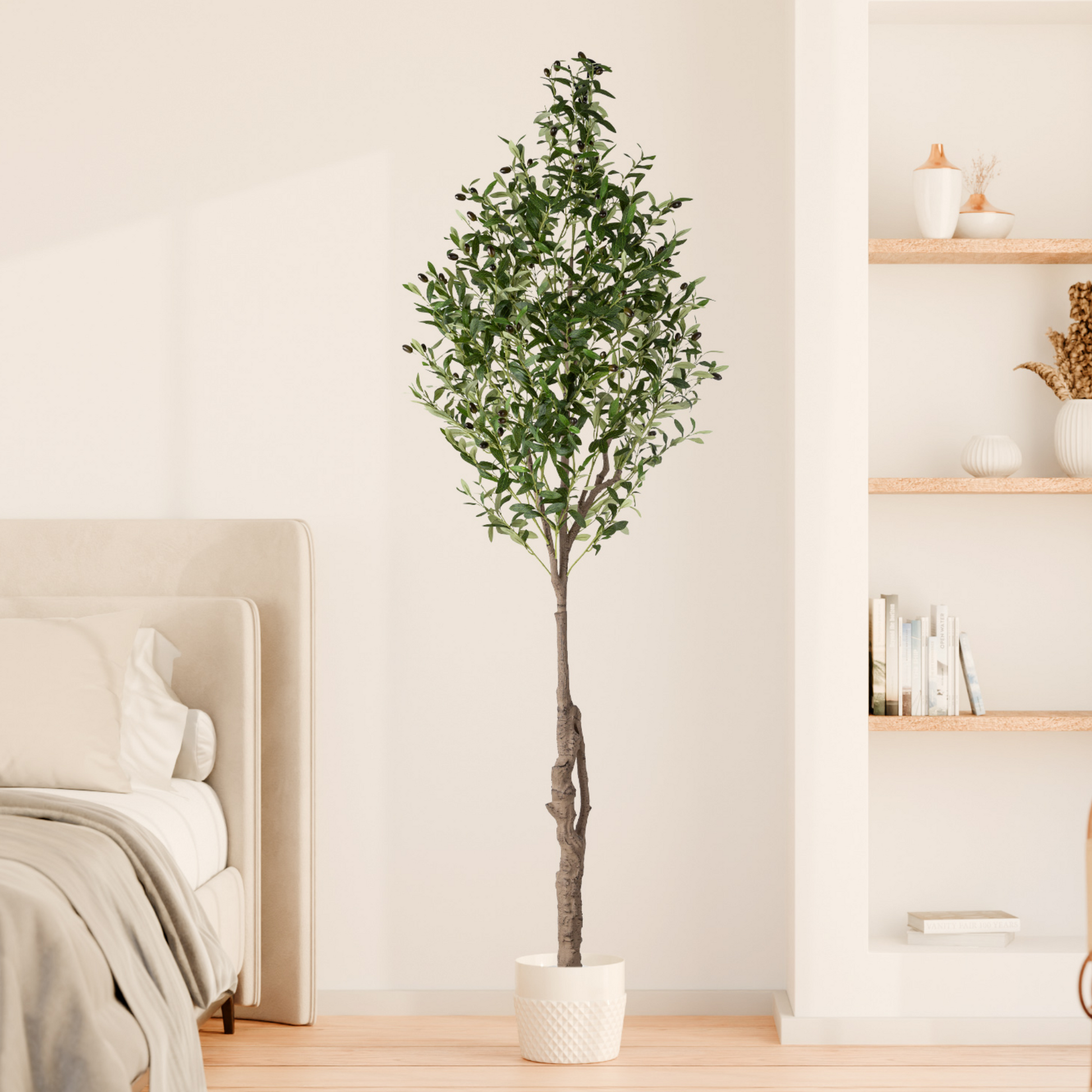 Der künstliche Olivenbaum in einem hellen Raum mit mediterraner Dekoration