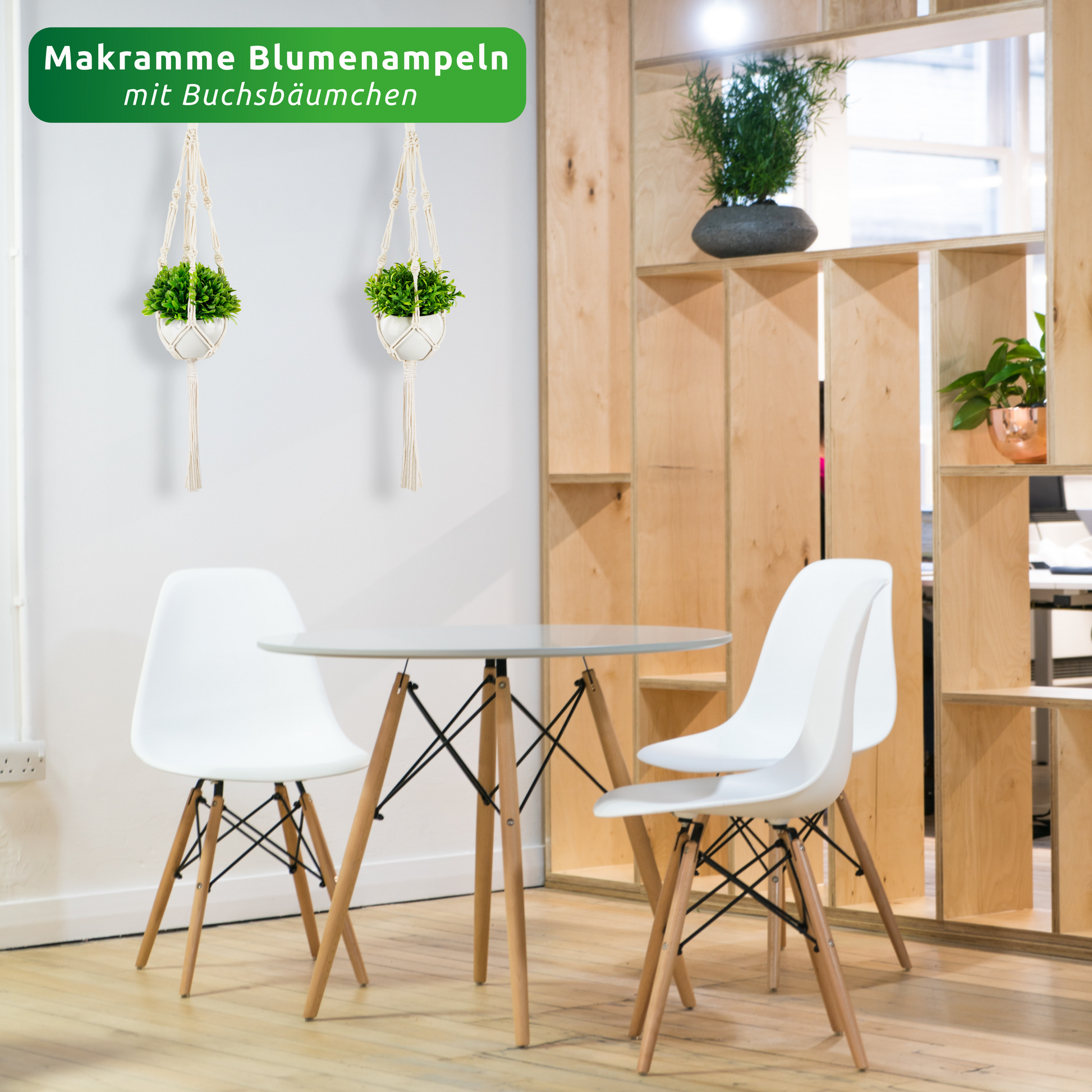 Kunstpflanze in weißem Keramiktopf, dekorative Makramee-Hängeampel im Raum