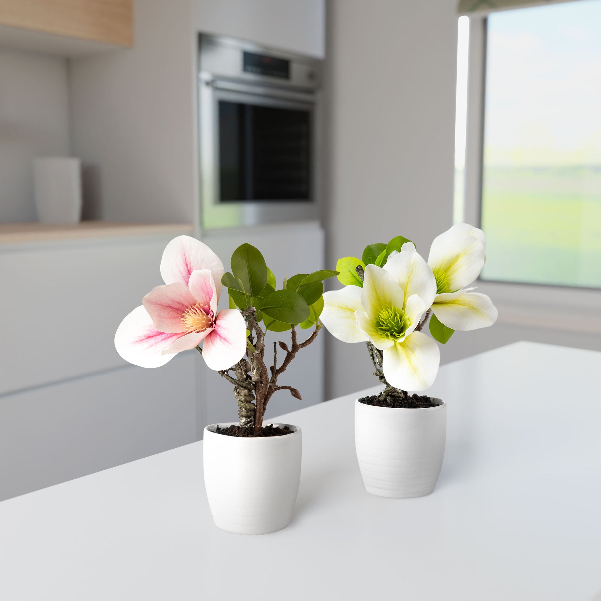 Zwei künstliche Magnolienpflanzen als stilvolle Fensterbank-Deko im Wohnzimmer