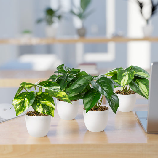 Detailaufnahme von Kunstpflanze mit großen Monstera-Blättern im dekorativen Topf
