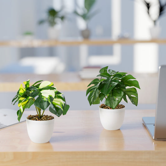 Detailaufnahme der tief geschlitzten Blätter der künstlichen Monstera-Pflanze