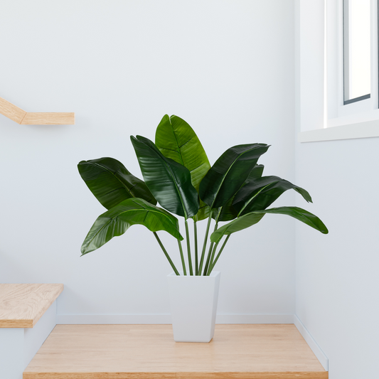 Dekorative Kunstpalme in modernem Wohnzimmer platziert