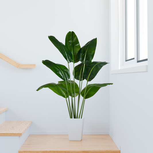 Künstliche Bananenpalme mit detailreichen, grünen Blättern in Nahaufnahme