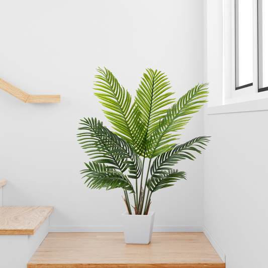 Detailaufnahme der realistischen, gefiederten Blätter der Areca Kunstpalme in sattem Grün