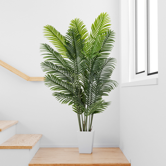 Nahaufnahme der naturgetreu gestalteten Palmwedel der Areca Kunstpflanze