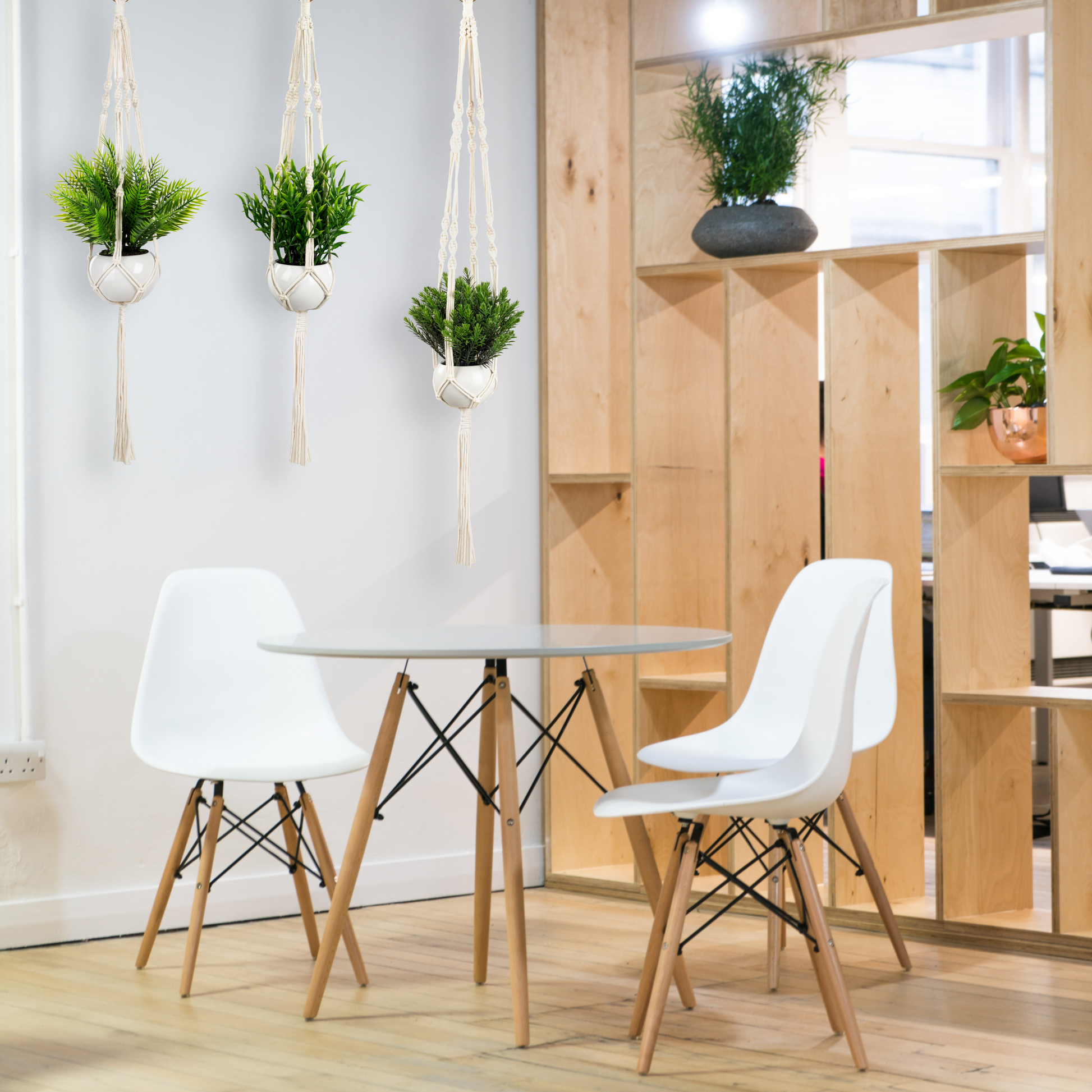 Makramee Blumenampel als dekorative Wand- oder Deckenhänger im modernen Wohnstil