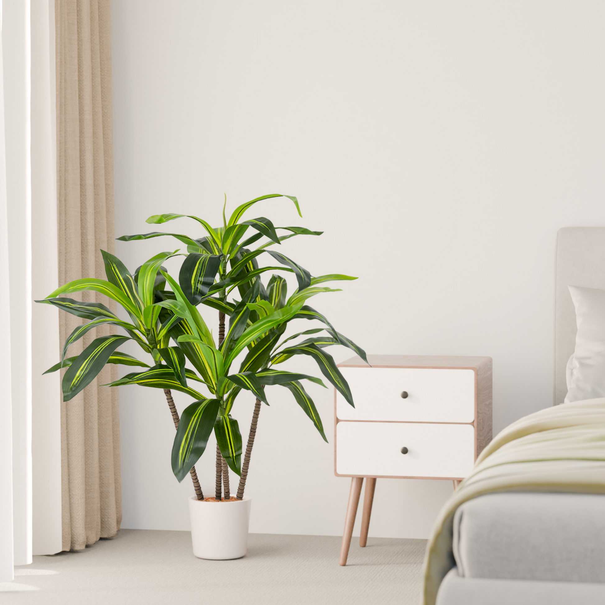 Kunstpalme im Wohnzimmer aufgestellt für ein stilvolles Ambiente