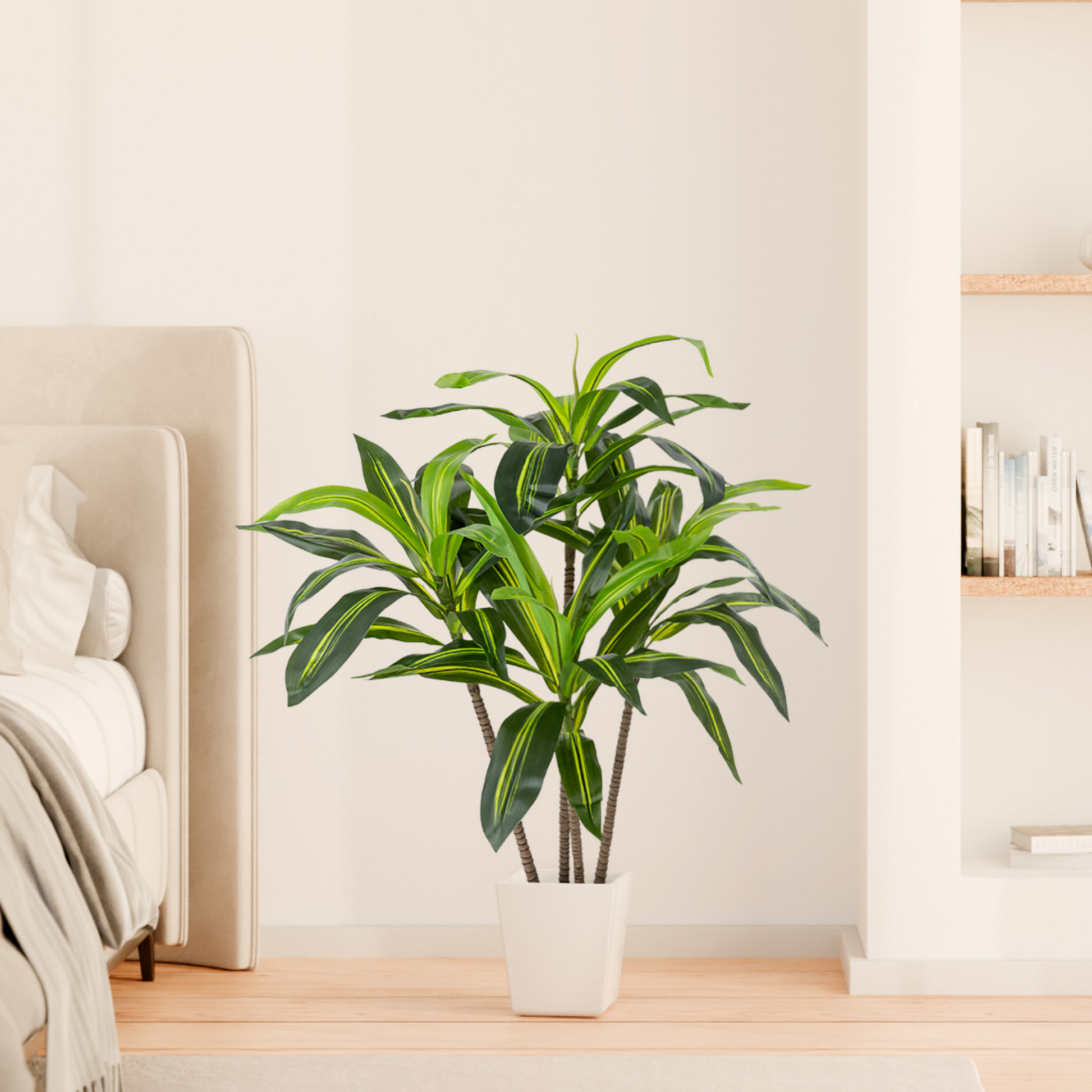 Kunstpalme im Wohnzimmer aufgestellt für ein stilvolles Ambiente