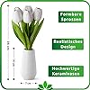Künstliche Tulpen in eleganter Keramikvase als Wohnzimmertisch-Deko