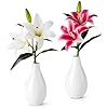 Künstliche Lilien in eleganter weißer Keramikvase vor neutralem Hintergrund