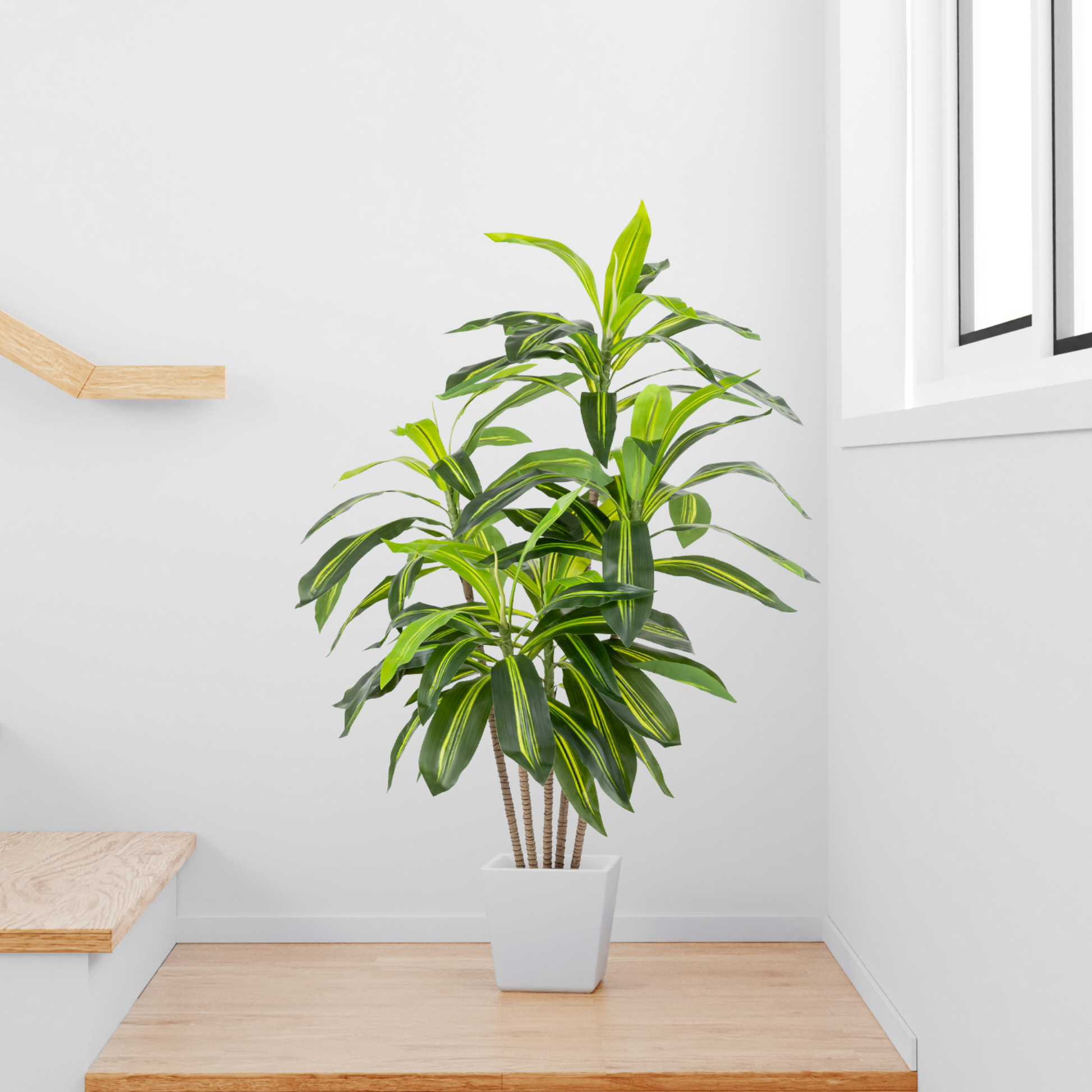 Künstlicher Drachenbaum mit naturgetreuen Blättern in modernem Wohnraum