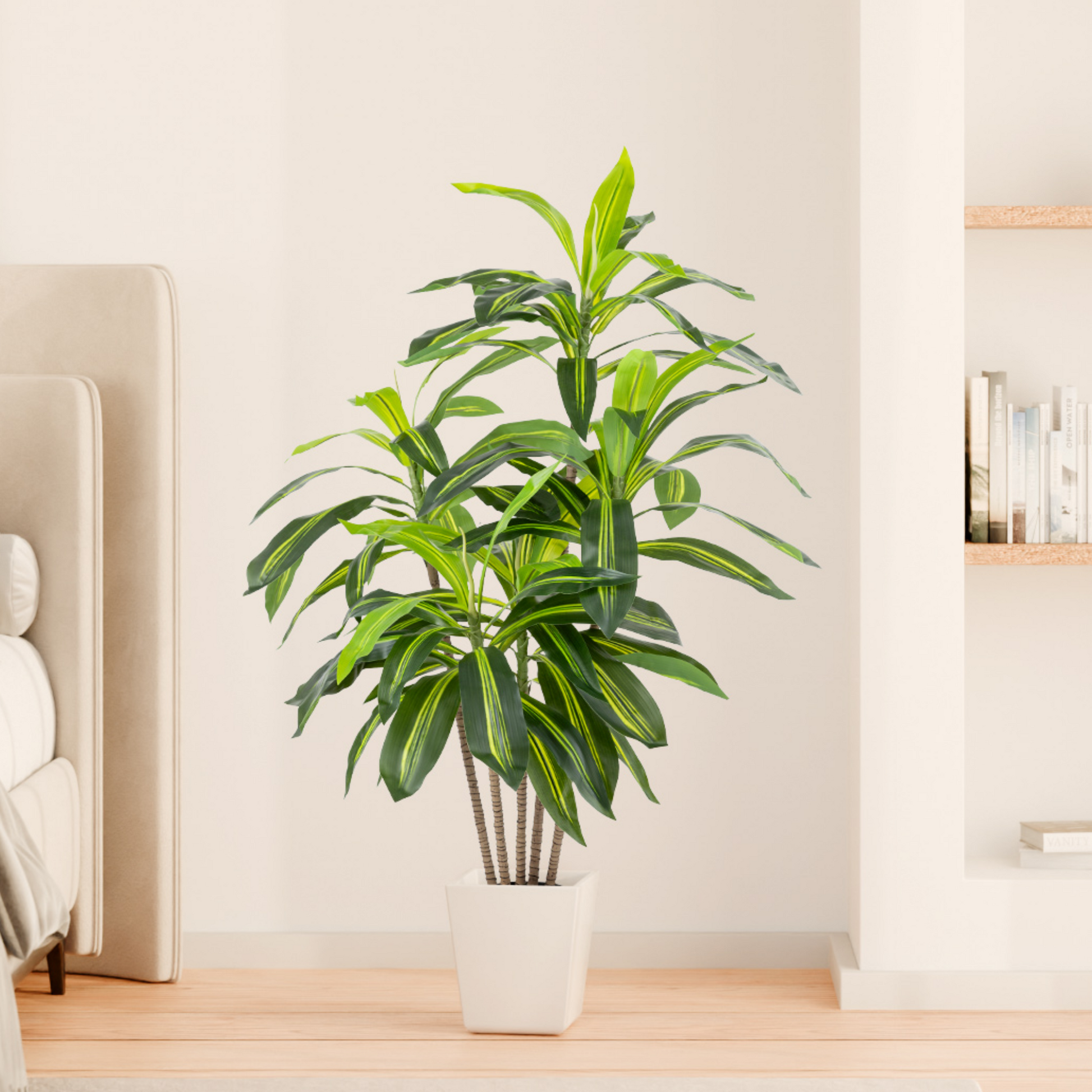 Künstlicher Drachenbaum mit naturgetreuen Blättern in modernem Wohnraum