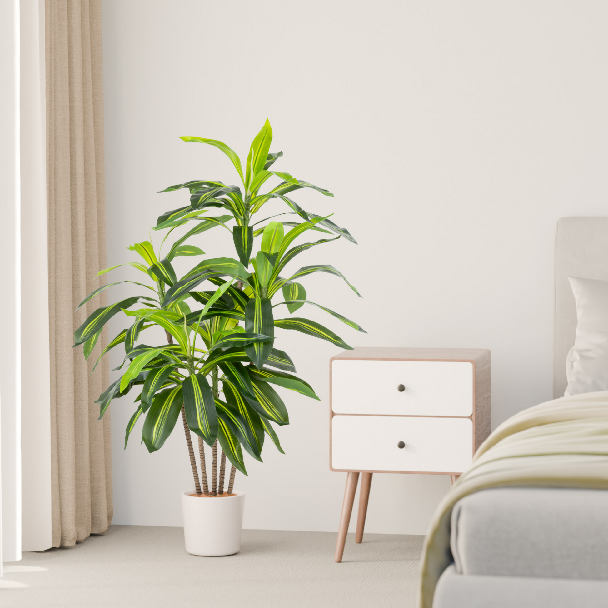 Künstlicher Drachenbaum mit naturgetreuen Blättern in modernem Wohnraum