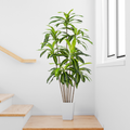 Detailaufnahme der realistisch gestalteten Blätter der Kunstpalme Dracaena