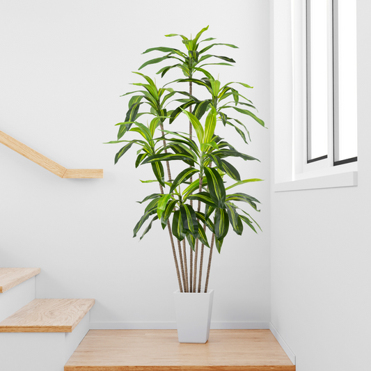 Detailaufnahme der realistisch gestalteten Blätter der Kunstpalme Dracaena