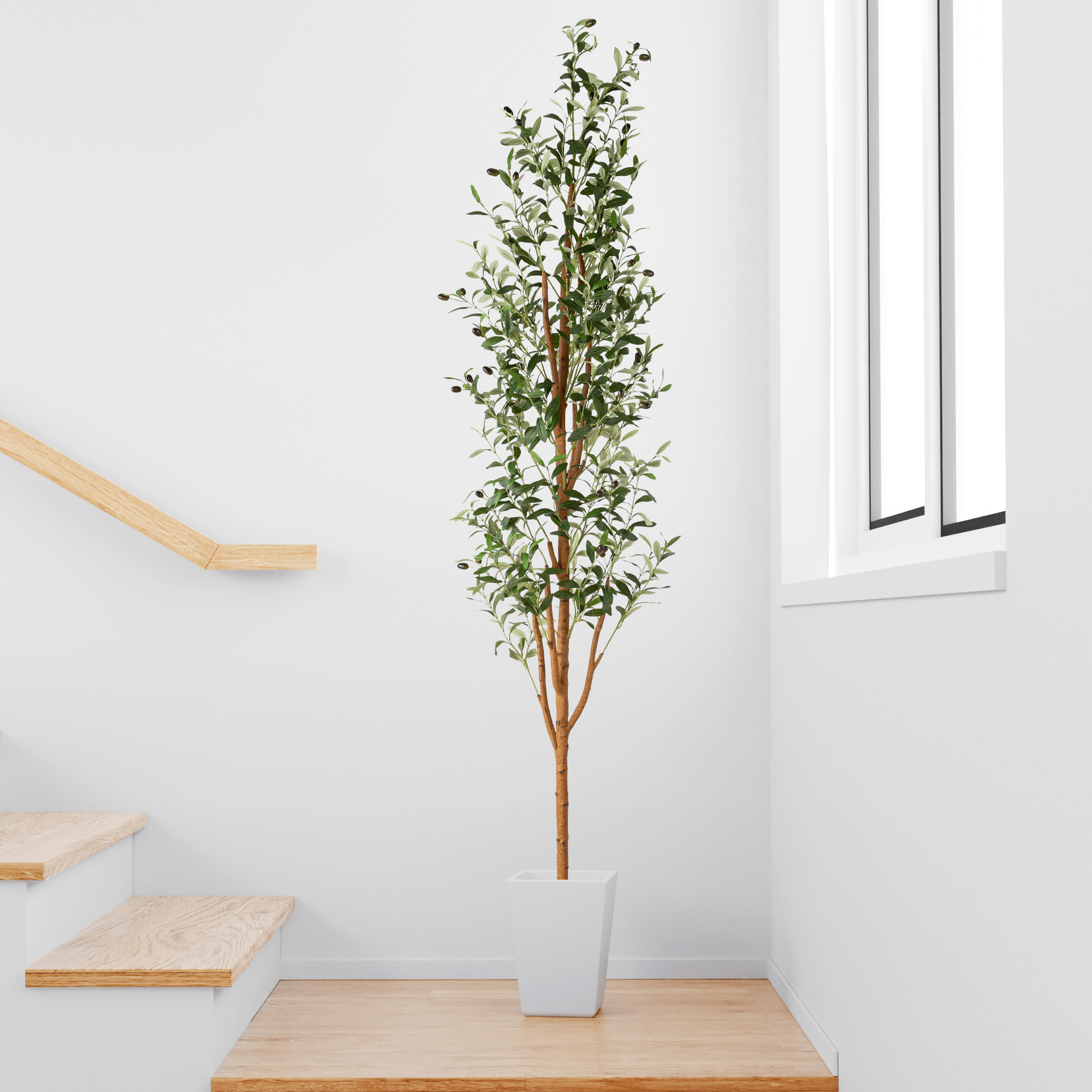 Detailaufnahme der naturgetreuen Blätter des künstlichen Olivenbaums.