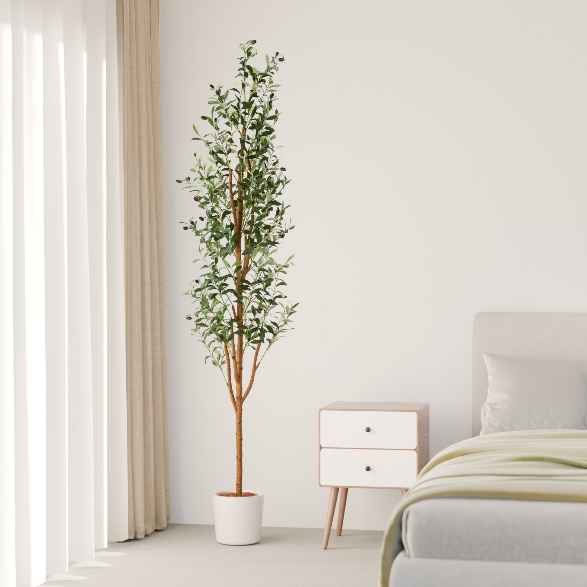 Großer künstlicher Olivenbaum „Negra“ im modernen Wohnzimmer platziert.
