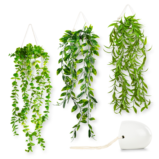 Hängende Kunstpflanzen in eleganten weißen Keramik-Wandvasen, Eukalyptus Mix