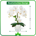 Weiße künstliche Orchidee in glänzendem Keramiktopf auf Holzregal