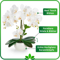 Weiße künstliche Orchidee in glänzendem Keramiktopf auf Holzregal