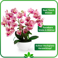 Künstliche Orchidee dekorativ auf Fensterbank im Tageslicht