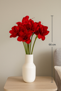 Künstliche Amaryllis 66 cm hoch als Strauß in weißer Vase – realistische Blume künstlich mit leuchtend roten Blüten, ideal für festliche Tischdeko, Wohnzimmer oder Winterfloristik.