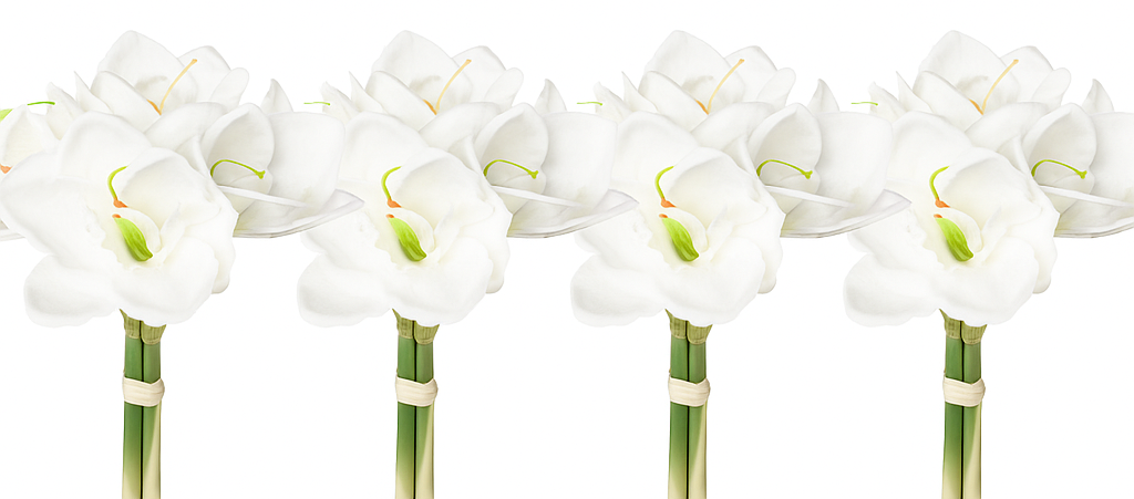 Vier künstliche weiße Amaryllis-Bouquets auf weißem Hintergrund mit leichter Spiegelung und Schatten – realistische Kunstblumen für Winterdekoration oder Floristik