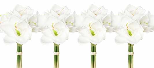 Vier künstliche weiße Amaryllis-Bouquets auf weißem Hintergrund mit leichter Spiegelung und Schatten – realistische Kunstblumen für Winterdekoration oder Floristik