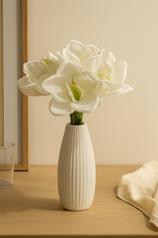 Künstlicher Amaryllis-Strauß in Weiß in eleganter weißer Vase auf Holztisch – realistische künstliche Blumen mit feinen Blüten für stilvolle Wohnraumdekoration