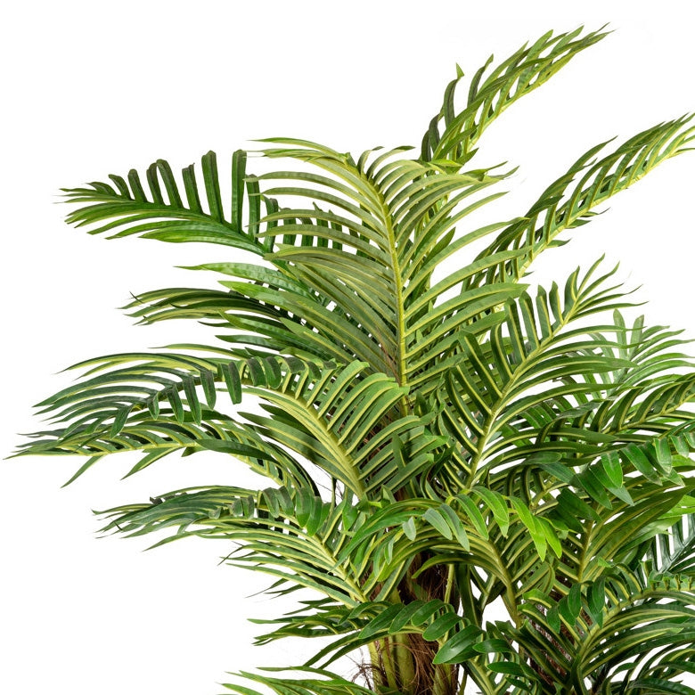 Detailaufnahme künstliche Areca Palme mit naturgetreuen grünen Palmwedeln, hochwertige Kunstpflanze für Innenräume