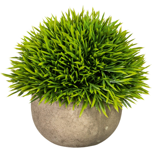 Detailansicht einer künstlichen Grashalbkugel im grauen Steintopf mit dichtem, leuchtend grünem Blattwerk – stilvolle Dekoration für Wohn- und Arbeitsräume.