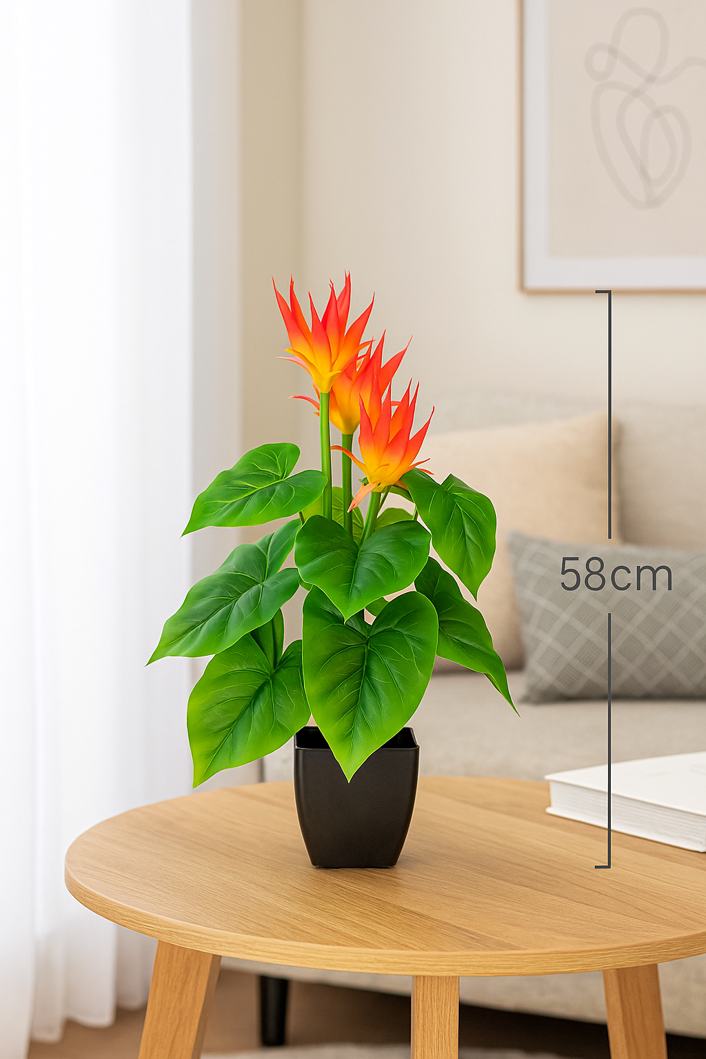 Künstliche Paradiesvogelblume 58 cm hoch im schwarzen Topf auf Holztisch im hellen Wohnzimmer mit orange-roten Blüten und großen grünen Blättern