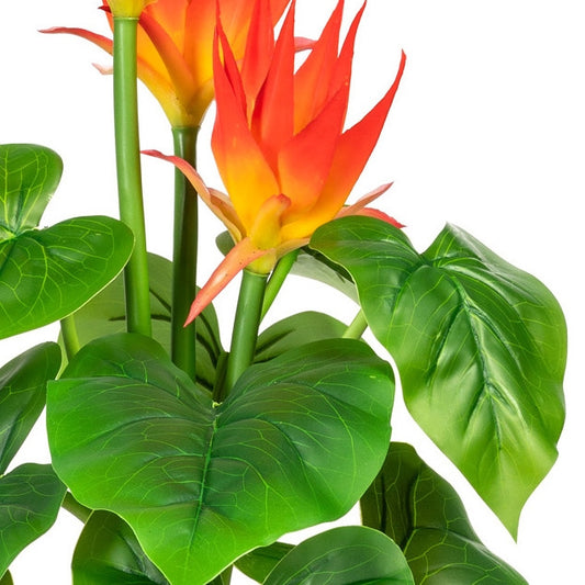 Detailaufnahme künstliche Strelitzie mit orange-gelben Blüten und großen grünen Blättern, naturgetreue Paradiesvogelblume Kunstpflanze