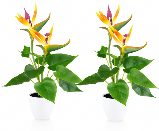 Zwei künstliche Paradiesvogelblumen im weißen Topf mit leuchtend orange-lila Blüten und grünen Blättern nebeneinander auf weißem Hintergrund mit Spiegelung und Schatten.