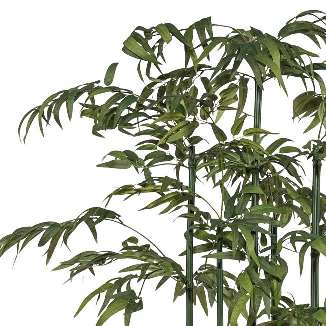 Detailaufnahme eines künstlichen Bambus Raumteilers mit realistischen Blättern und grünen Bambusstäben – hochwertiger Sichtschutz für Innenräume und Büros