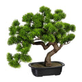 Künstlicher Bonsai Baum mit realistischen grünen Nadeln und gebogenem Stamm im schwarzen Topf, ideal für Deko und Innenbereiche