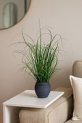 Künstlicher Grasbusch 50 cm hoch im modernen Dekotopf – naturgetreues Kunstgras mit filigranen Halmen als stilvolle Zimmerdekoration für Wohnzimmer, Büro oder Flur.