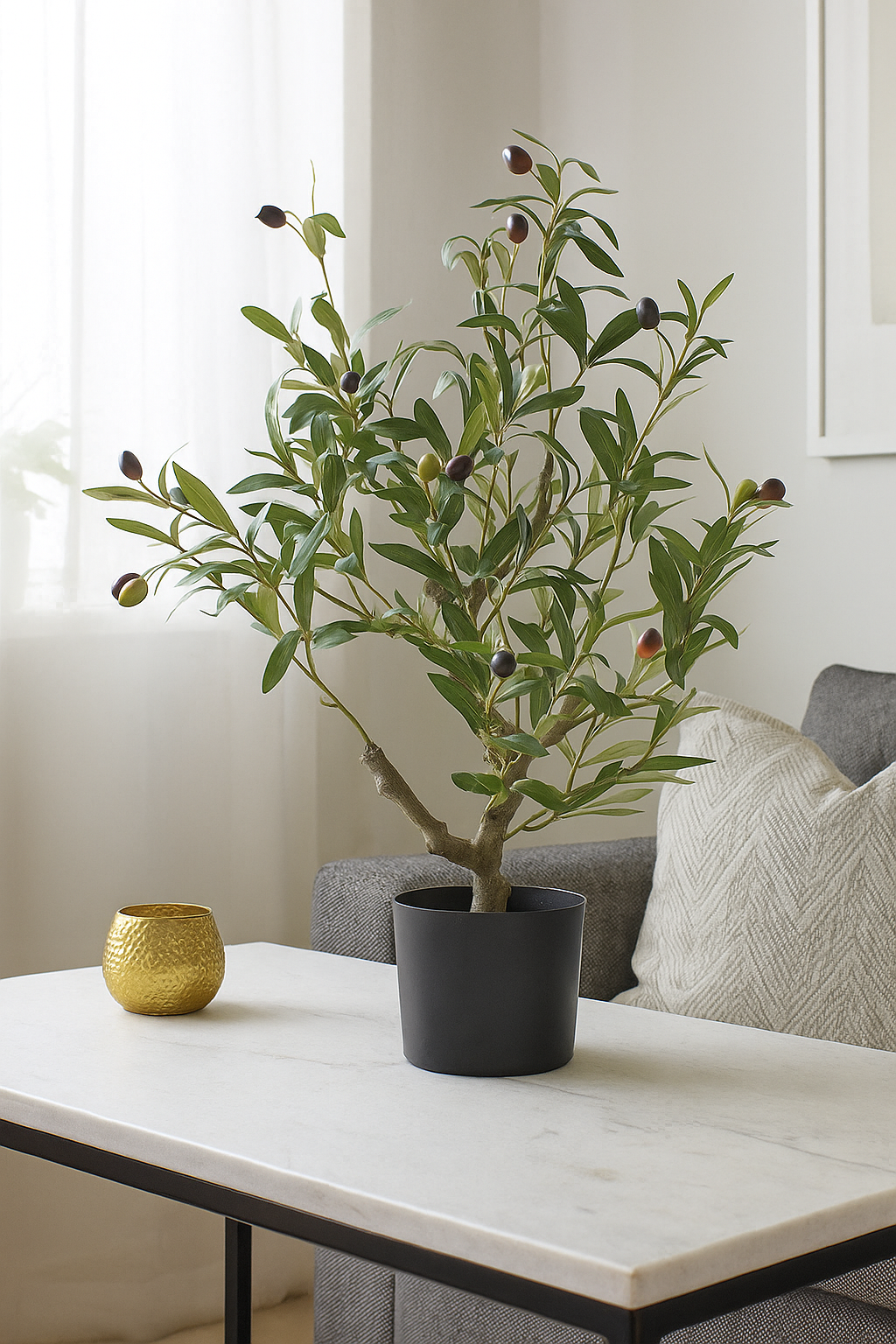 Stilvoller kleiner Olivenbaum künstlich im Topf mit naturgetreuen Oliven und echtem Look. Perfekt als mediterrane Deko für Wohnzimmer, Büro oder Balkon. Pflegeleicht & langlebig.