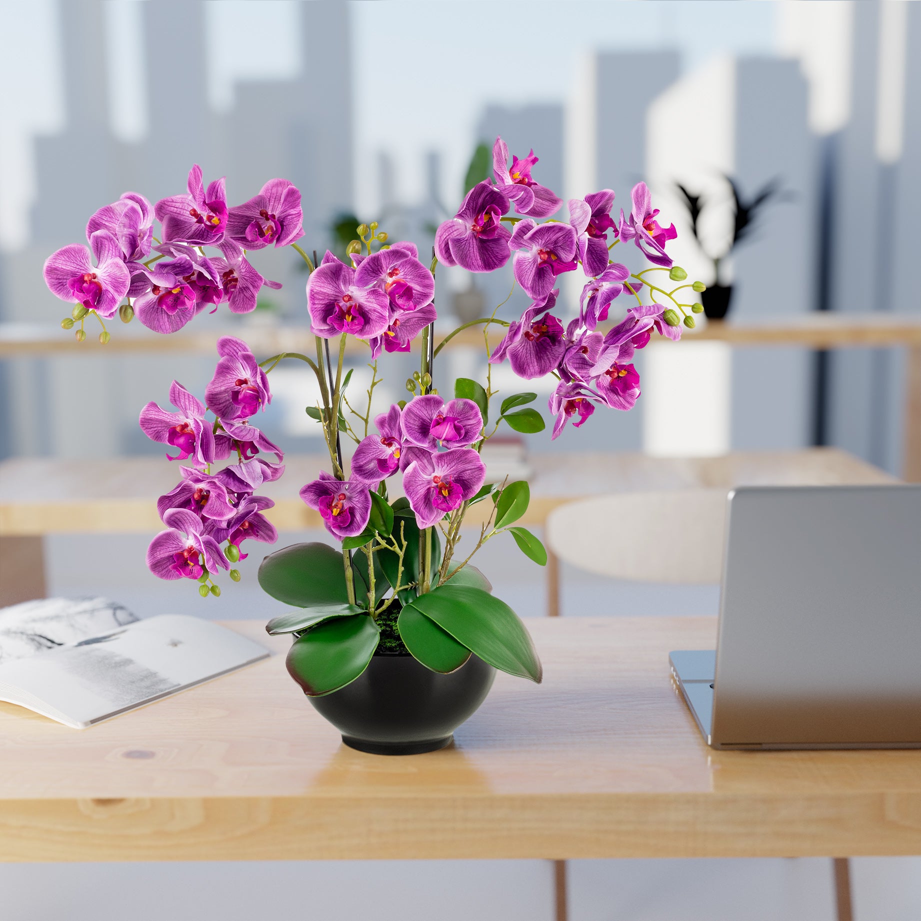 Detailaufnahme der lila Orchideenblüte mit natürlicher Struktur