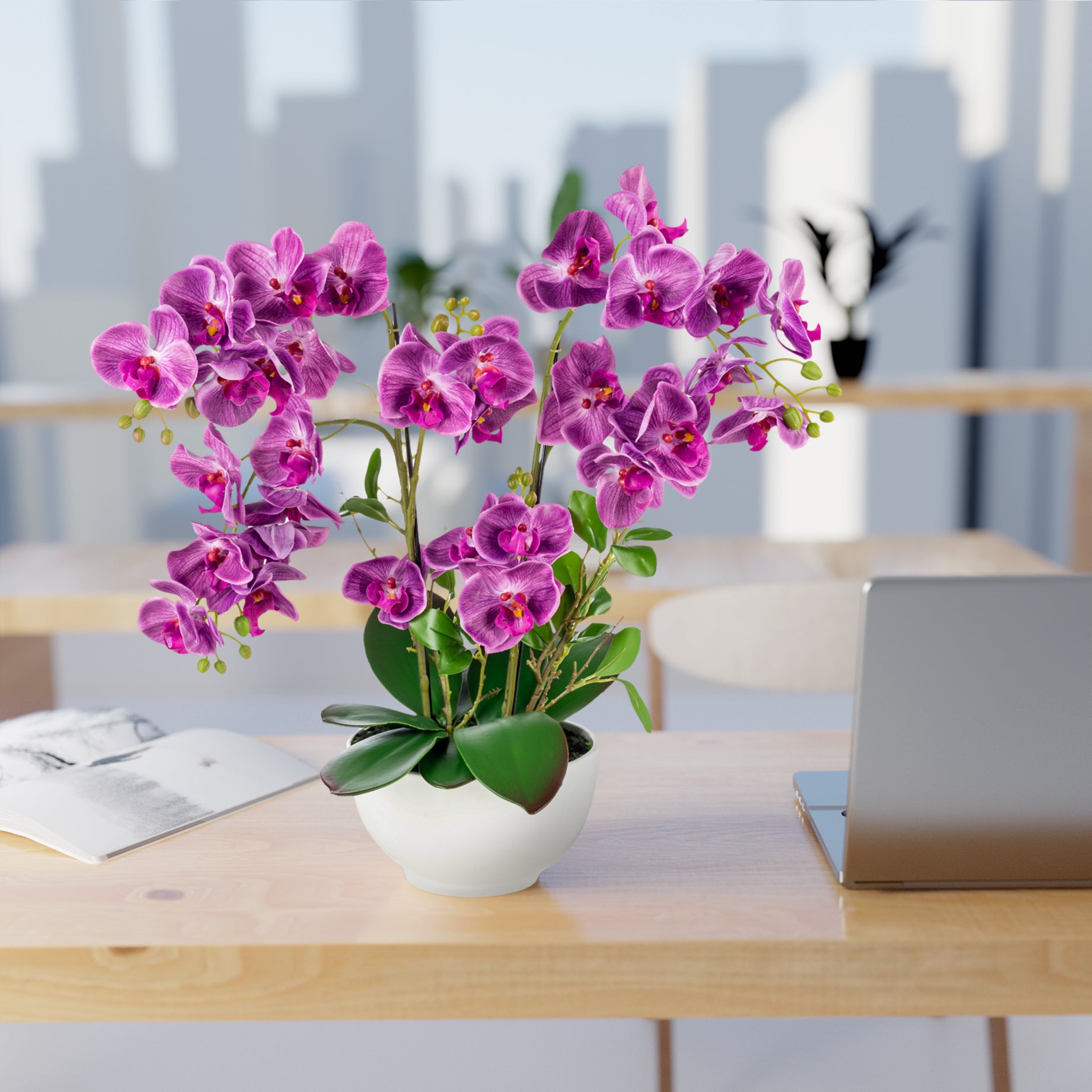 XXL künstliche Orchidee in elegantem Keramiktopf auf Fensterbank