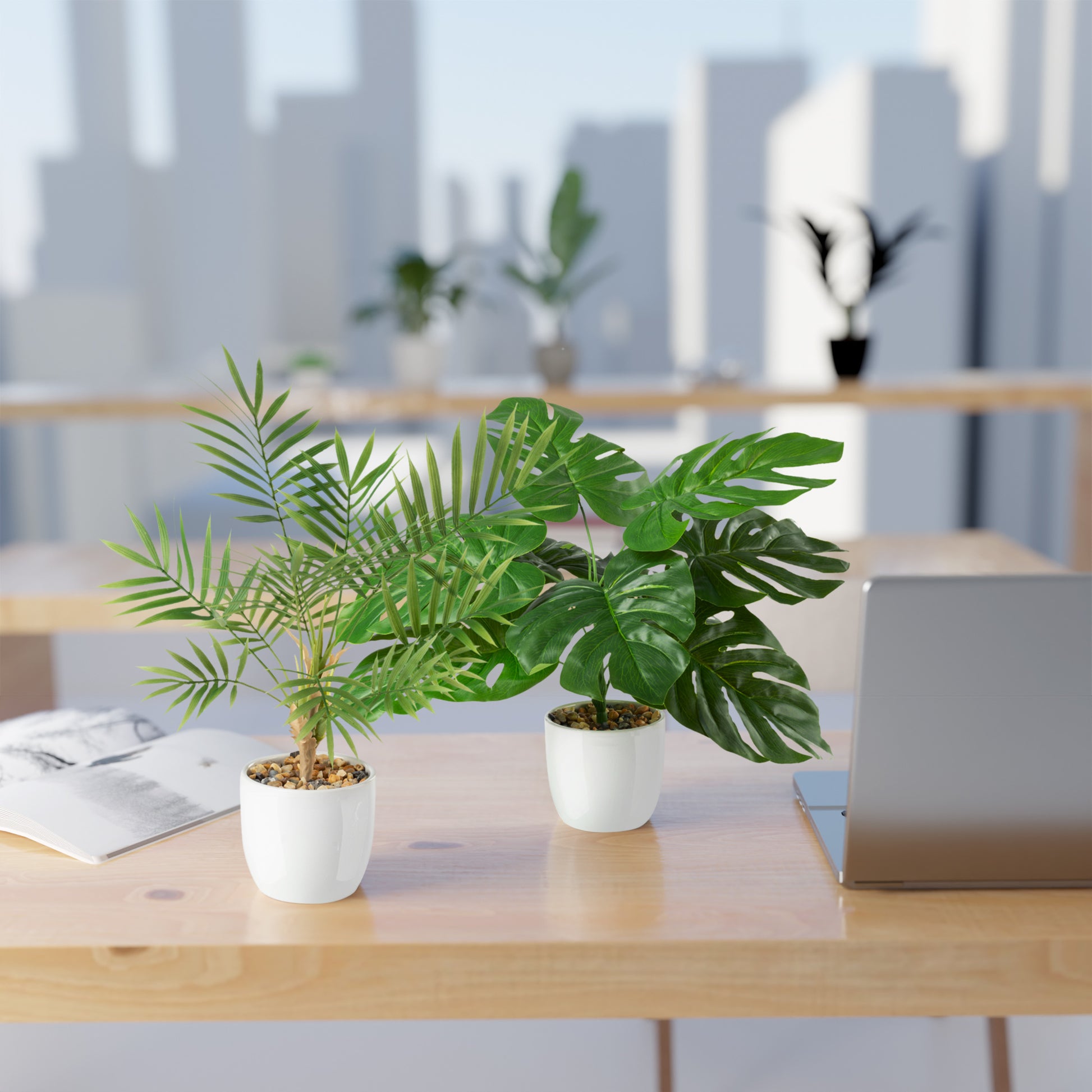 Künstliche Monstera mit tief eingeschnittenen Blättern im eleganten Keramiktopf