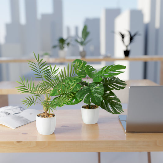 Künstliche Monstera mit tief eingeschnittenen Blättern im eleganten Keramiktopf