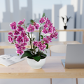 Nahaufnahme der edlen Kunstblume mit hochwertigen Blüten und glänzendem Topf